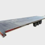 Autotranspordi treiler täis alumiinium platvormiga