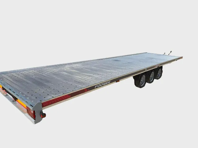 Autotranspordi treiler täis alumiinium platvormiga
