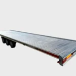 Autotranspordi treiler täis alumiinium platvormiga