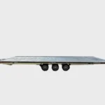 Autotranspordi treiler täis alumiinium platvormiga